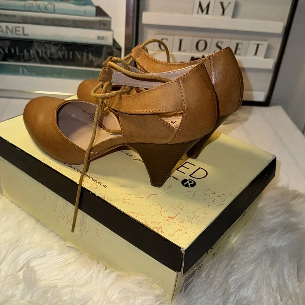 ModCloth Vintage Inspired Celica Oxford Pump 7.5 Tan leather - Picture 3 of 8